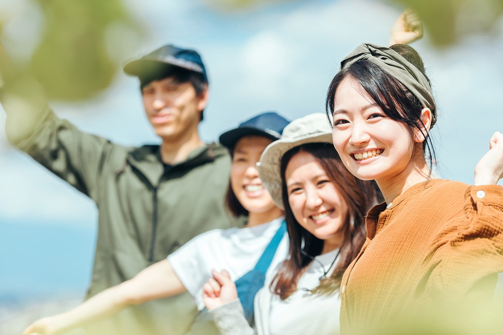 友人グループで笑い合う様子